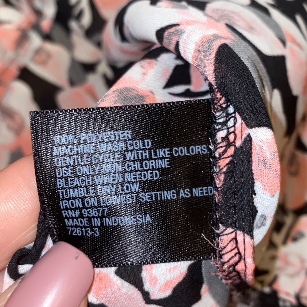 5/$50 Worthington Black and Coral Floral Cap Sleeve Blouse Size Medium - Picture 10 of 10